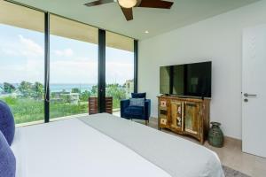 普拉亚卡门Oceana by ABNA的一间卧室配有一张床和一台平面电视