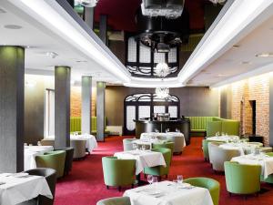 什切齐内克Hotel Viki的用餐室配有白色的桌子和绿色的椅子