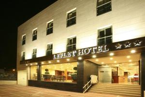 两姐妹勒夫莱特瓦尔姆酒店的带有读取最后一家酒店的标志的酒店大楼