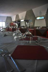 坎普码头Eden Park Hotel的餐厅桌子上放两杯酒