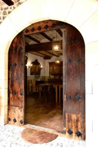 NaldaCasa Rural Torredano的通往带桌子的用餐室的开放式门