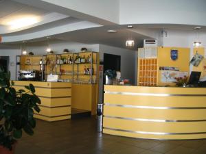 福萨诺达马酒店的一间有黄色橱柜和柜台的商店