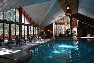 六月湖双头鹰度假酒店及Spa的一座带窗户的建筑中的游泳池