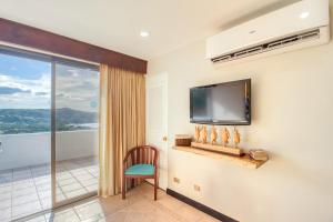 普拉亚埃尔莫萨Villa Sol 66-3的客房设有电视、椅子和阳台。
