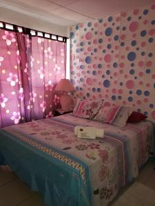 圣安德烈斯Posada Nativa Trinsan Centro的一间卧室配有一张带波卡圆顶墙的床。