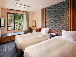 箱根哈空恩诺莫瑞欧卡达酒店的酒店客房设有两张床和窗户。