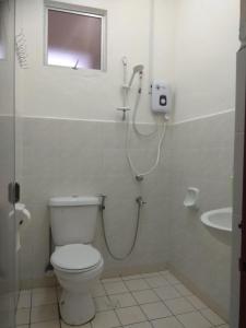 哥打京那巴鲁DK Guest Room的一间带卫生间和淋浴的浴室。