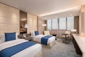 仰光嘉逸豪庭酒店的酒店客房配有两张床和一张书桌