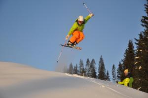 科威费耶尔Kvitfjell Alpinhytter Kvitfjellvegen 492的一个人在空中骑滑雪时飞过