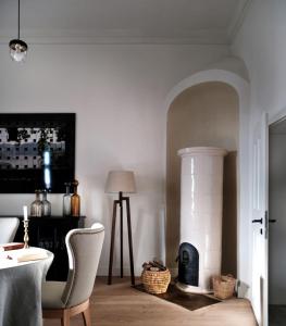 达内什Bethlen Estates Transylvania的客厅设有壁炉、桌子和椅子