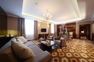 塔什干LOTTE City Hotels Tashkent Palace的带沙发和桌子的大客厅