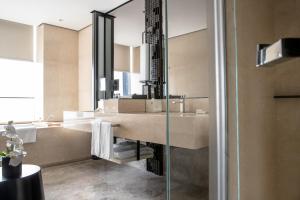 南京Jumeirah Nanjing的一间带水槽和镜子的浴室