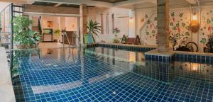 卡马拉海滩卡马拉冰雪海滩酒店的一座铺有蓝色瓷砖地板的大型游泳池