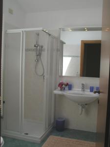 坎诺比奥Villaggio Turistico Riviera的带淋浴和盥洗盆的浴室
