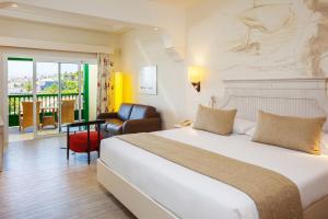 Lopesan Villa del Conde Resort & Thalasso客房内的一张或多张床位