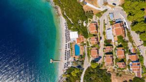帕诺尔莫斯斯科派洛斯阿德里纳海滩酒店的海洋旁度假胜地的空中景致