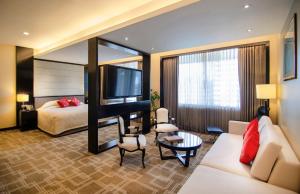 达卡达卡泛太平洋酒店的酒店客房,配有床和电视