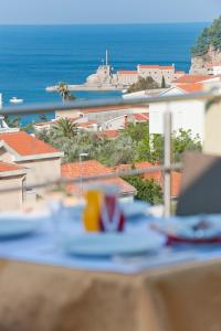 佩特罗瓦纳莫鲁W格兰德酒店的阳台的桌子享有海景