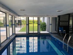 埃斯特角城Edificio Jardines del Country Piso 19的一座带窗户的建筑中的游泳池