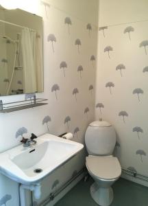ListerbyRonneby Havscamping的浴室的墙上配有黑色遮阳伞