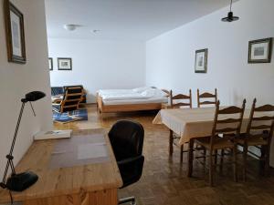埃森Apparthaus Arosa的客厅配有桌子和床。