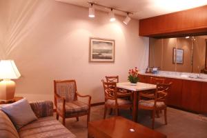 达卡达卡泛太平洋酒店的客厅配有沙发和桌椅