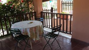 皮内罗洛巴西亚斯住宿加早餐旅馆的阳台配有桌椅