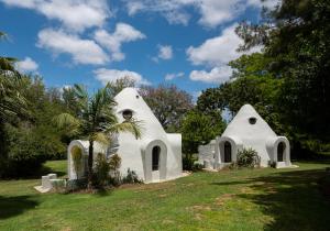 阿多Stellenhof Guest House的草场上带两个圆顶的白色小教堂
