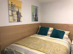 诺丁汉228 Cinderhill Road的一间卧室配有一张带两个枕头的床