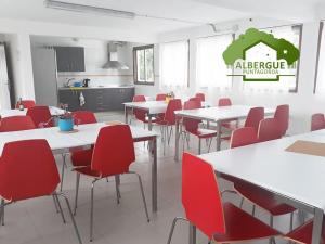 蓬塔戈尔达Albergue Puntagorda的一间设有白色桌子和红色椅子的餐厅