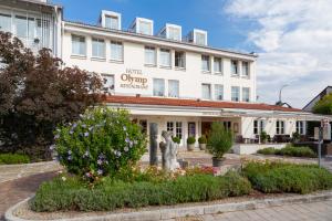 埃兴Olymp Munich的一座建筑前有鲜花的酒店
