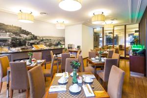 里斯本Legendary Lisboa Suites的一间带桌椅的餐厅和一间酒吧