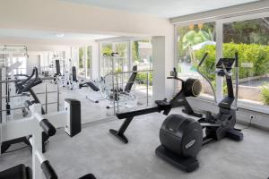 苏佩塔尔Waterman Svpetrvs Resort - All Inclusive的一个带跑步机和椭圆机的健身房,位于带窗户的房间内
