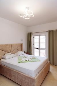 乌尔齐尼Mala Plaza的卧室设有一张白色大床和一扇窗户。