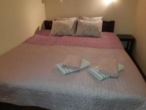 库雷萨雷奥菲莉娅住宿加早餐旅馆的一间卧室配有一张床,上面有两条毛巾