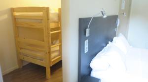 Saint-Dalmas-de-Tende勒普莱勒酒店的一间卧室配有双层床