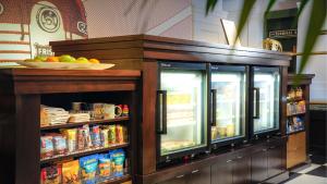 堪萨斯城因迪格酒店 - 堪萨斯市中心的餐厅内装有食品和饮料的展示箱