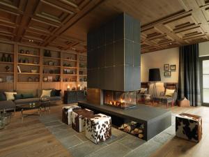 施伦斯蒙塔丰鲁汶酒店的客厅设有壁炉和沙发。