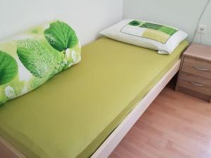 萨沃宁Tga Mucki的床上有绿色的被子