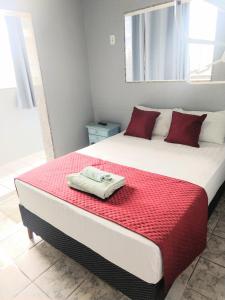 卡波布里奥Pousada Balbino的一间卧室配有一张带红色毯子的大床