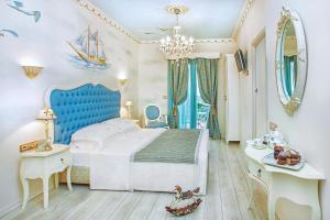 凯米阿奇提克凯米斯精品酒店的一间卧室配有一张大床和蓝色床头板
