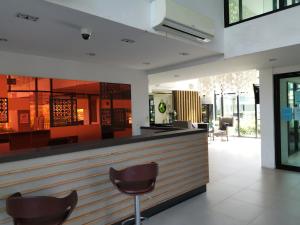 普吉镇4 Floor - Centrio Condominium in Phuket town的餐厅里的酒吧,带皮凳