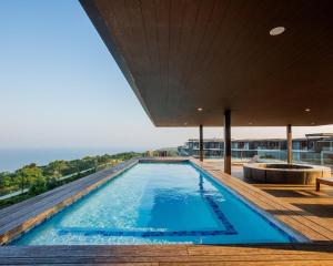 乌姆德洛蒂No 2 Heleza Blvd Sibaya, Ocean Deuns, Umhlanga Durban的屋顶上的游泳池