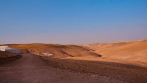 马拉喀什Camp Cameleon的沙漠中间的土路