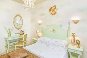 凯米阿奇提克凯米斯精品酒店的一间卧室配有一张床、一张书桌和一面镜子