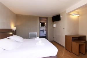 阿拉塔Paese di Lava, Grand Ajaccio的卧室配有一张白色大床和电视。