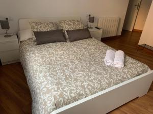 安道尔城Piso Andorra的一间卧室配有一张床,并备有2个拖鞋