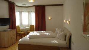 兰德豪斯克劳斯奈霍夫贾尼酒店客房内的一张或多张床位