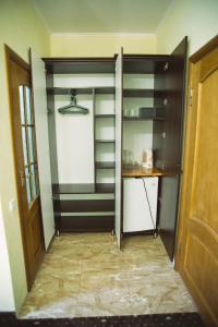 索洛钦База відпочинку ЕЛЬДОРАДО的厨房设有一扇门,可通往带柜台的房间