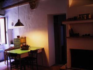 卡斯特姆苏蒂娜之家公寓的厨房配有桌椅和电视。